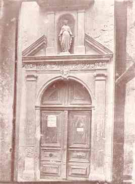  Ancien couvent de Sainte-Ursule  Bollne (porte d'entre de la chapelle de l'hospice).